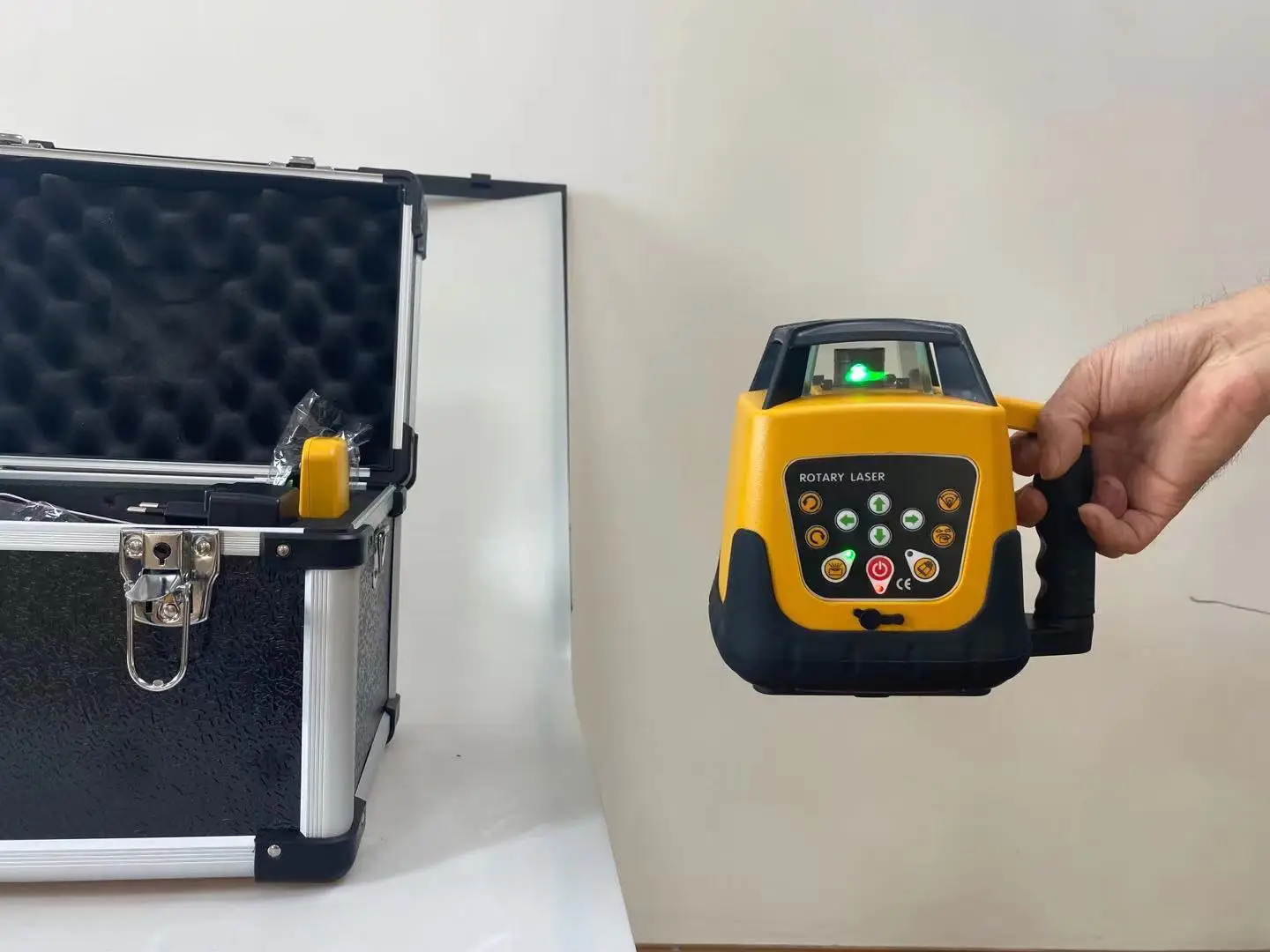 高精度電子自動水平調整360度回転レーザー3Dグリーンビーム - Rotary Laser Level 500M Range のレビューと価格