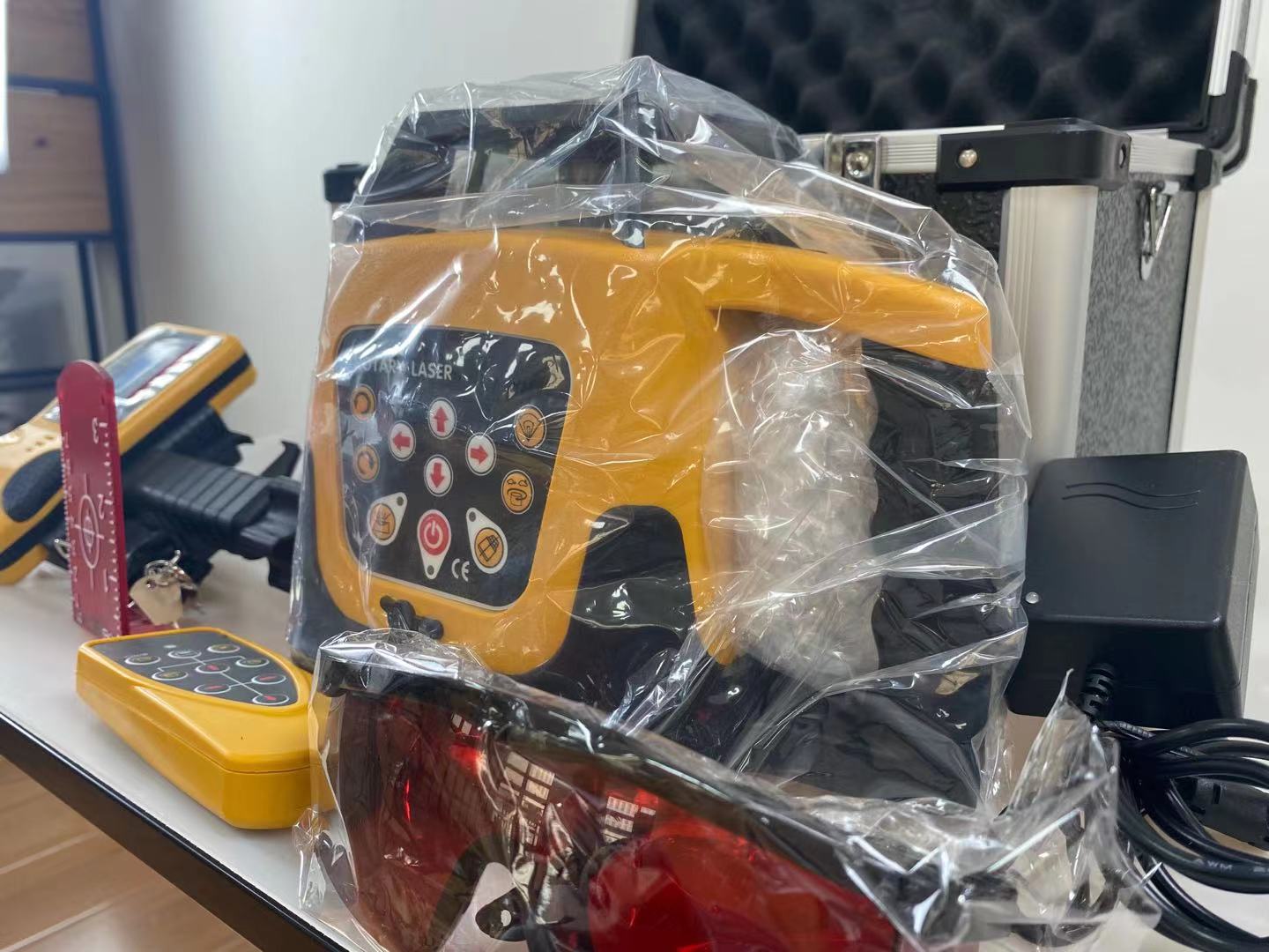 高精度自動水平調整機能付き360度回転式レーザー水平器、3D - Rotary Laser Level 500M Range のレビューと価格