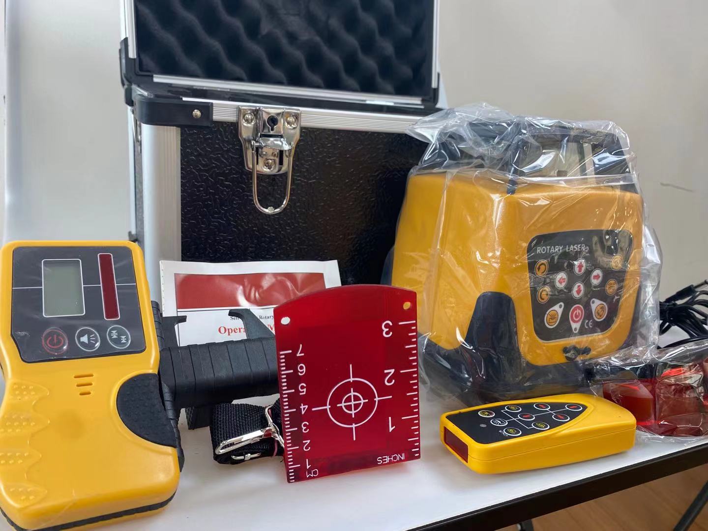 高精度自動水平調整機能付き360度回転式レーザー水平器、3D - Rotary Laser Level 500M Range のレビューと価格